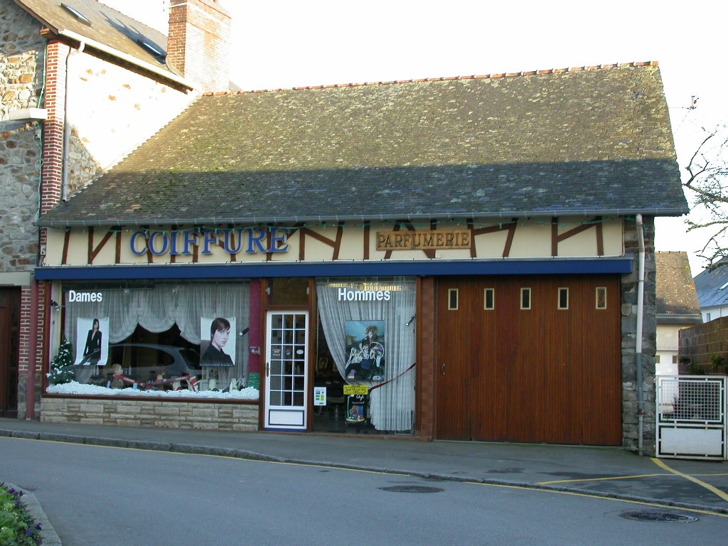photo ancienne hall au beurre de Melesse devenue un coiffeur