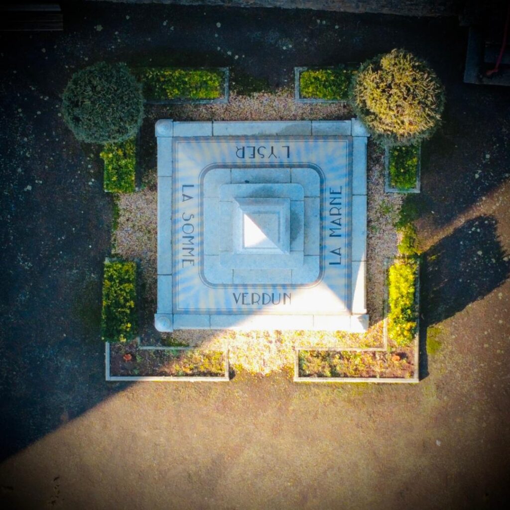 photo du monument aux morts de Feins - vue drone